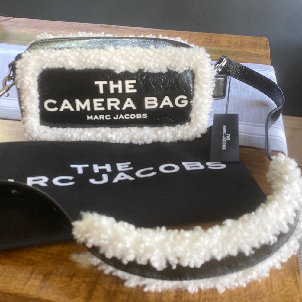 🤍NWT- Marc Jacobs The Crinkle Leather Shearling Camera Bag w/Shearling strap